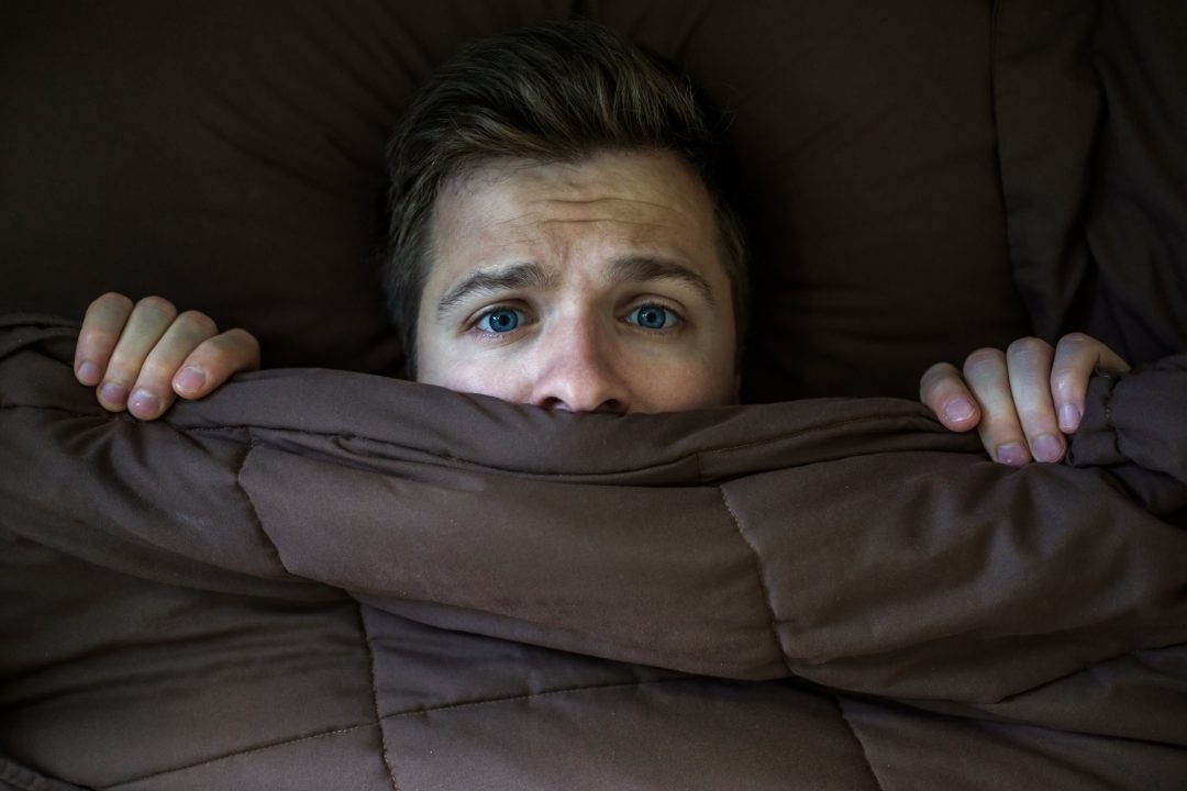Страх тревога фобия. Под одеялом. Человек прячется. Человек прячется под одеялом. Страх под одеялом.