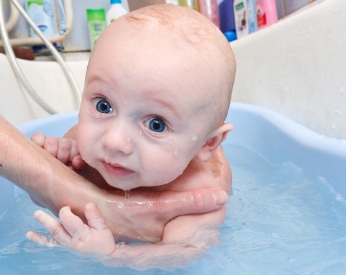 Bebekleri sıcak su ile yıkamak epilepsi (sara) nöbetine yol açabilir!!! 8