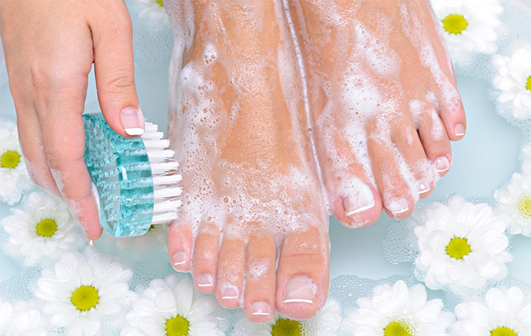 Yazın giyilen sert tabanlı terlik ve sandaletler nasır sebebi 7