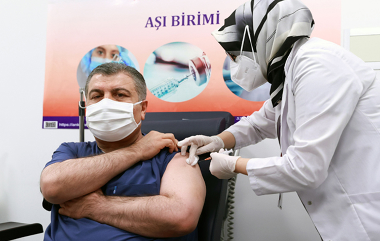 Sağlık Bakanı Aşı Vurulan İlk İsim Oldu 6