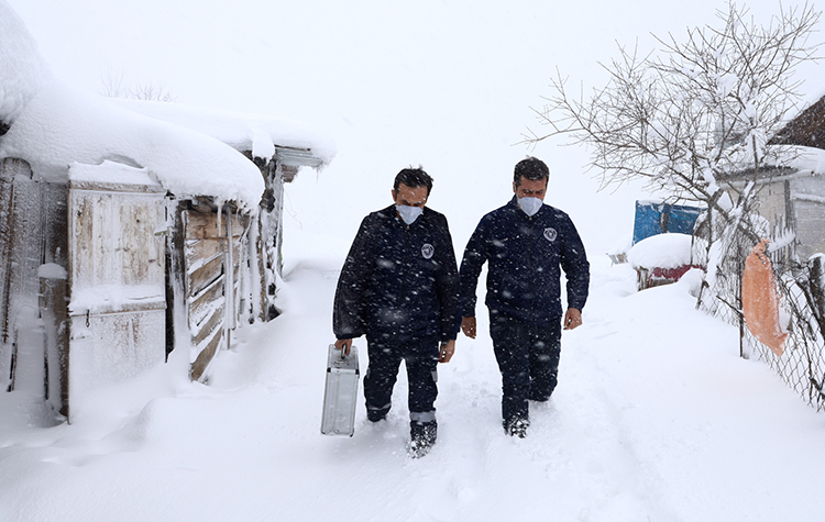 Sağlıkçılar hastalara ulaşmak için kar kış dinlemedi 6