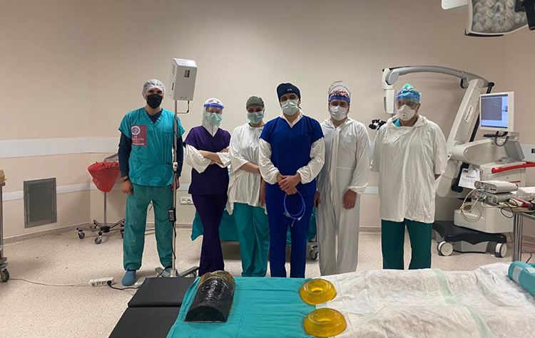 Koronavirüs kalkanı ilk kez bir ameliyatta kullanıldı 6