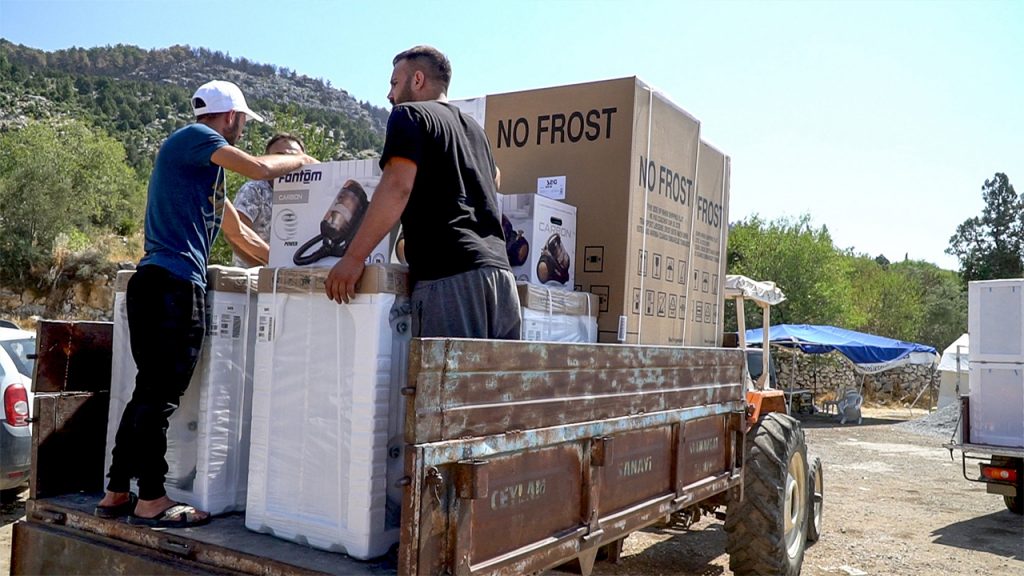Yangında evlerini kaybeden aileler yaralarını sarıyor 4