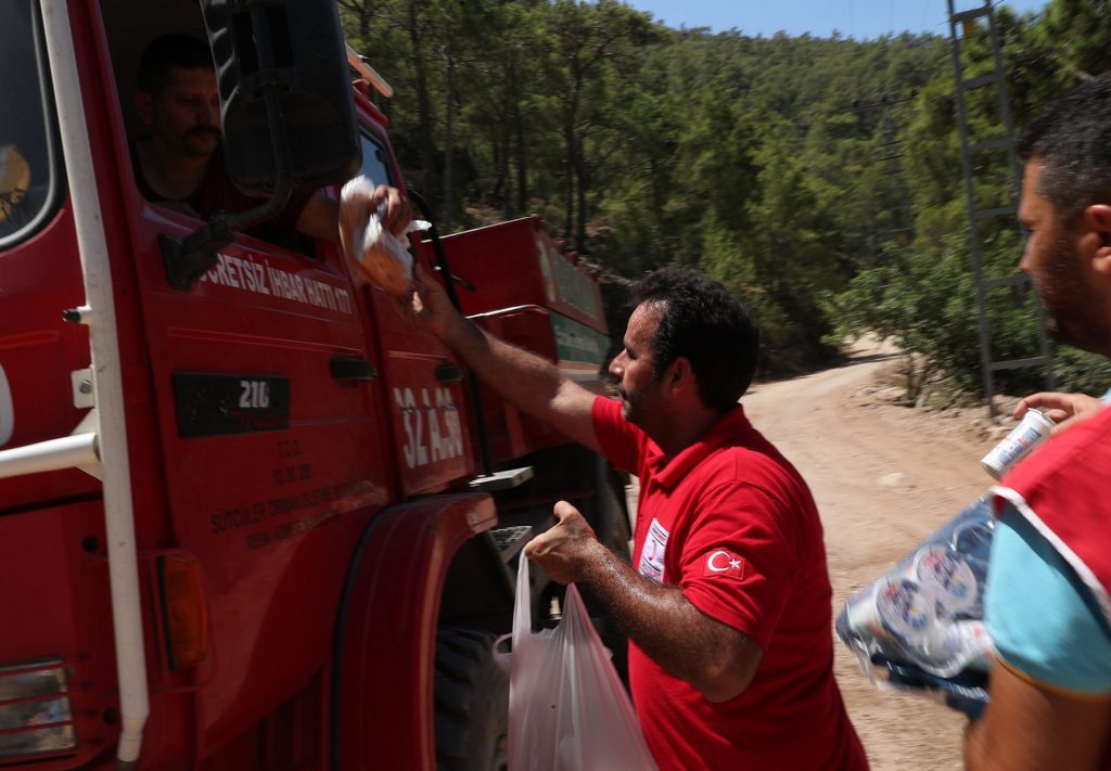 Yangınzedelere kızılay ekiplerinden mobilize yardım 10