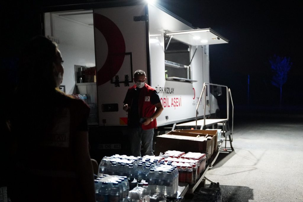 Yangınzedelere kızılay ekiplerinden mobilize yardım 9