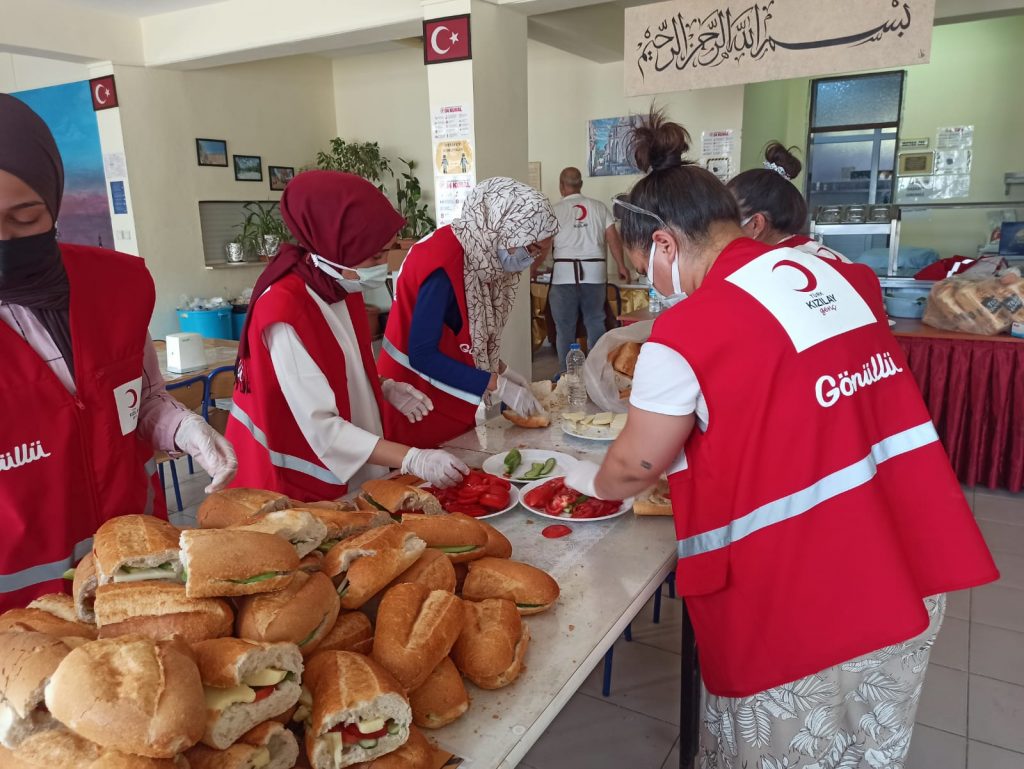 Yangınzedelere kızılay ekiplerinden mobilize yardım 4