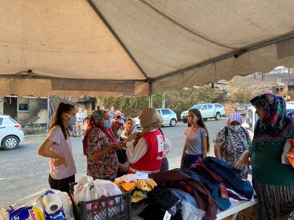 Yangınzedelere kızılay ekiplerinden mobilize yardım 3