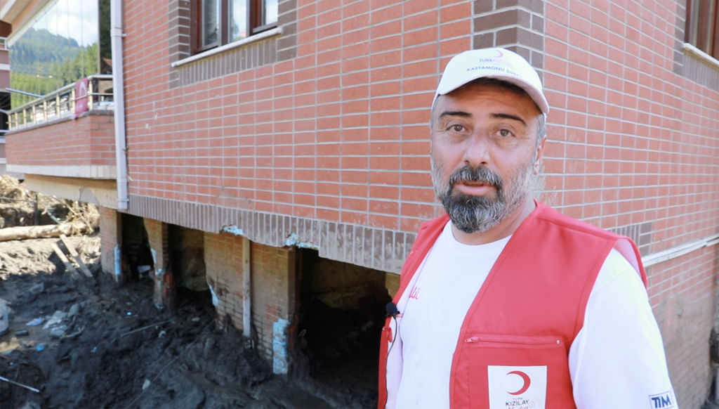 Tatile geldi seli görünce Kızılay gönüllüsü oldu 7