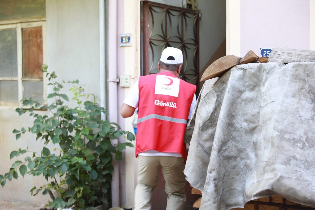 Tatile geldi seli görünce Kızılay gönüllüsü oldu 6