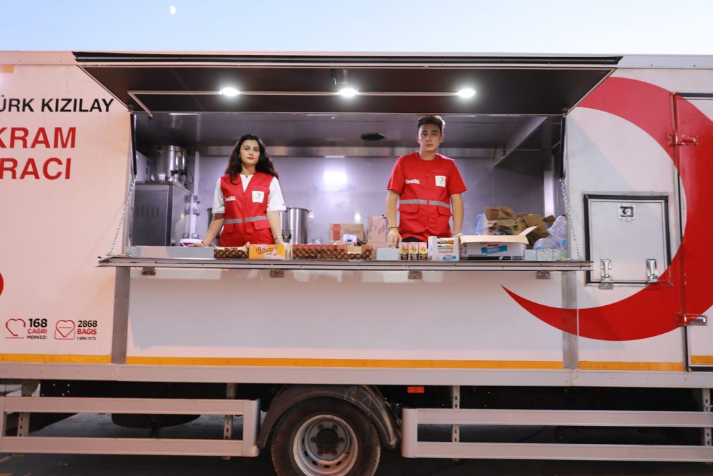 Tatile geldi seli görünce Kızılay gönüllüsü oldu 5