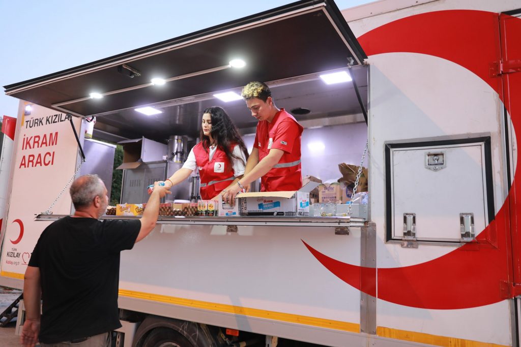 Tatile geldi seli görünce Kızılay gönüllüsü oldu 4