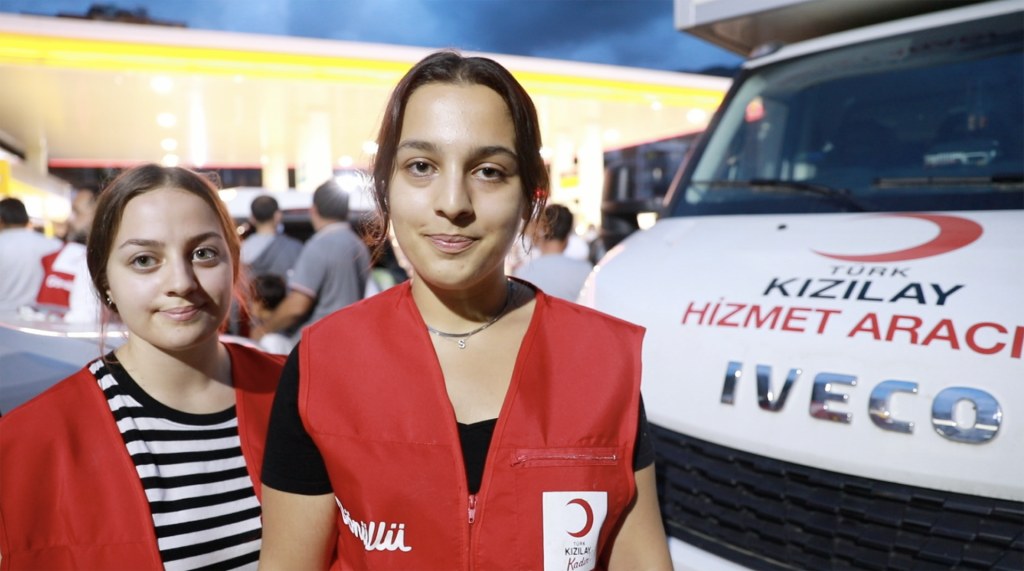 Tatile geldi seli görünce Kızılay gönüllüsü oldu 3