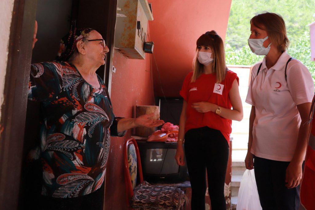 Tatile geldi seli görünce Kızılay gönüllüsü oldu 2