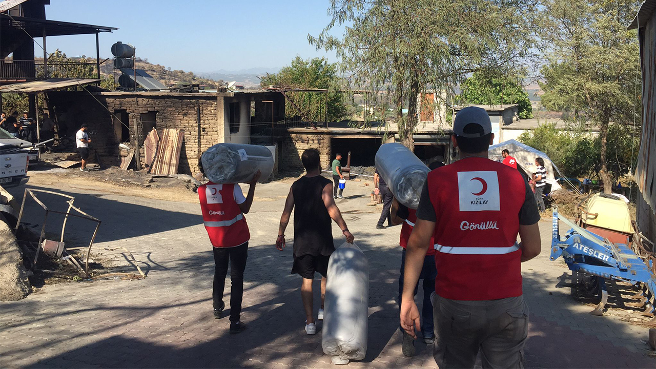 Yangınzedelere kızılay ekiplerinden mobilize yardım 1