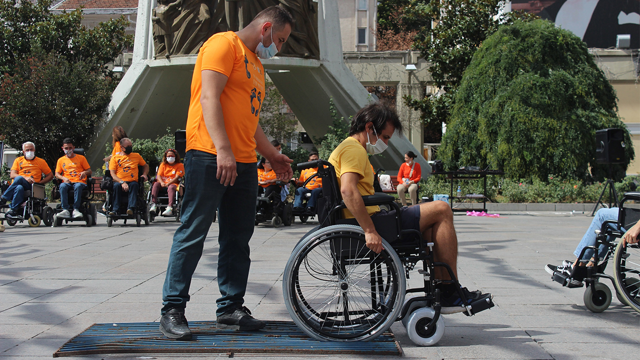 Dünya Omurilik Felçlileri Günü'nde Tekerlekli sandalyeyle empati yaptılar 6