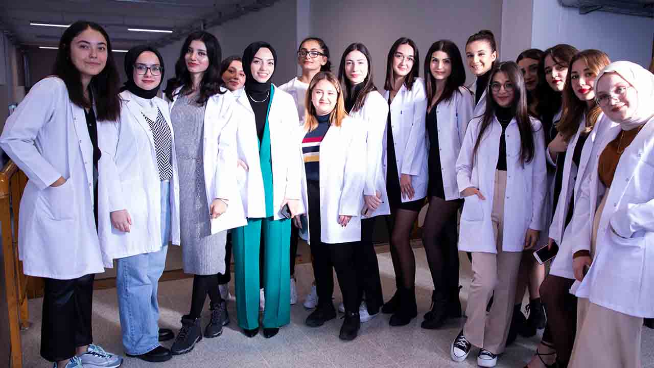 Sağlık öğrencileri ‘Beyaz Önlük Giyme Töreni’nde mesleğe ilk adımlarını attı 8