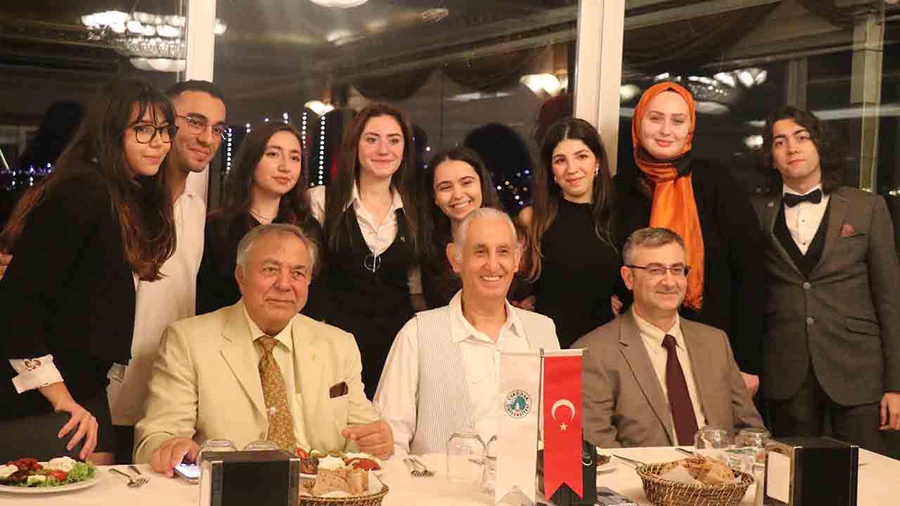 ÜSCOM’23 kapsamında 5 öğrenciye ödül takdim edildi 13