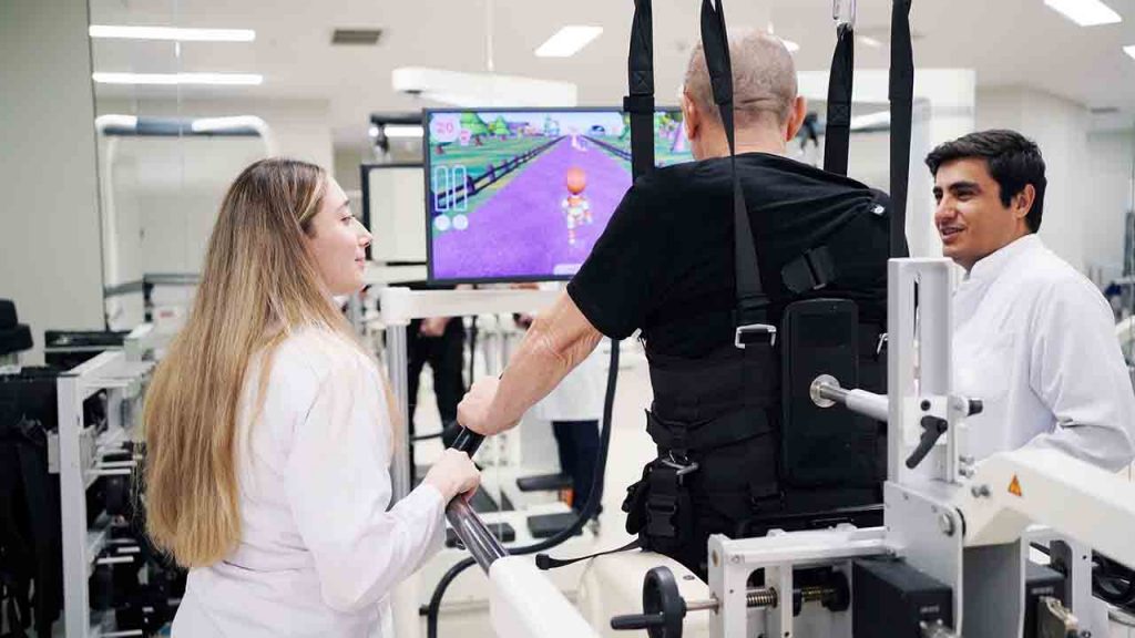 Yatağa bağımlıydı, 3 ayda hastaneden yürüyerek çıktı! 2