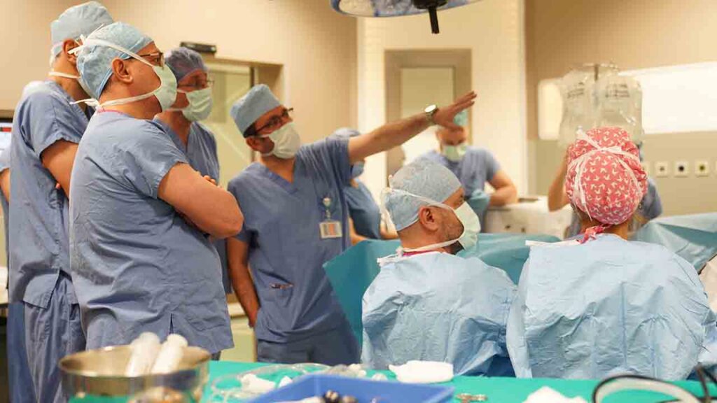 Türk Üroloji Uzmanı doktorlar Yabancı doktorları eğitiyor 2